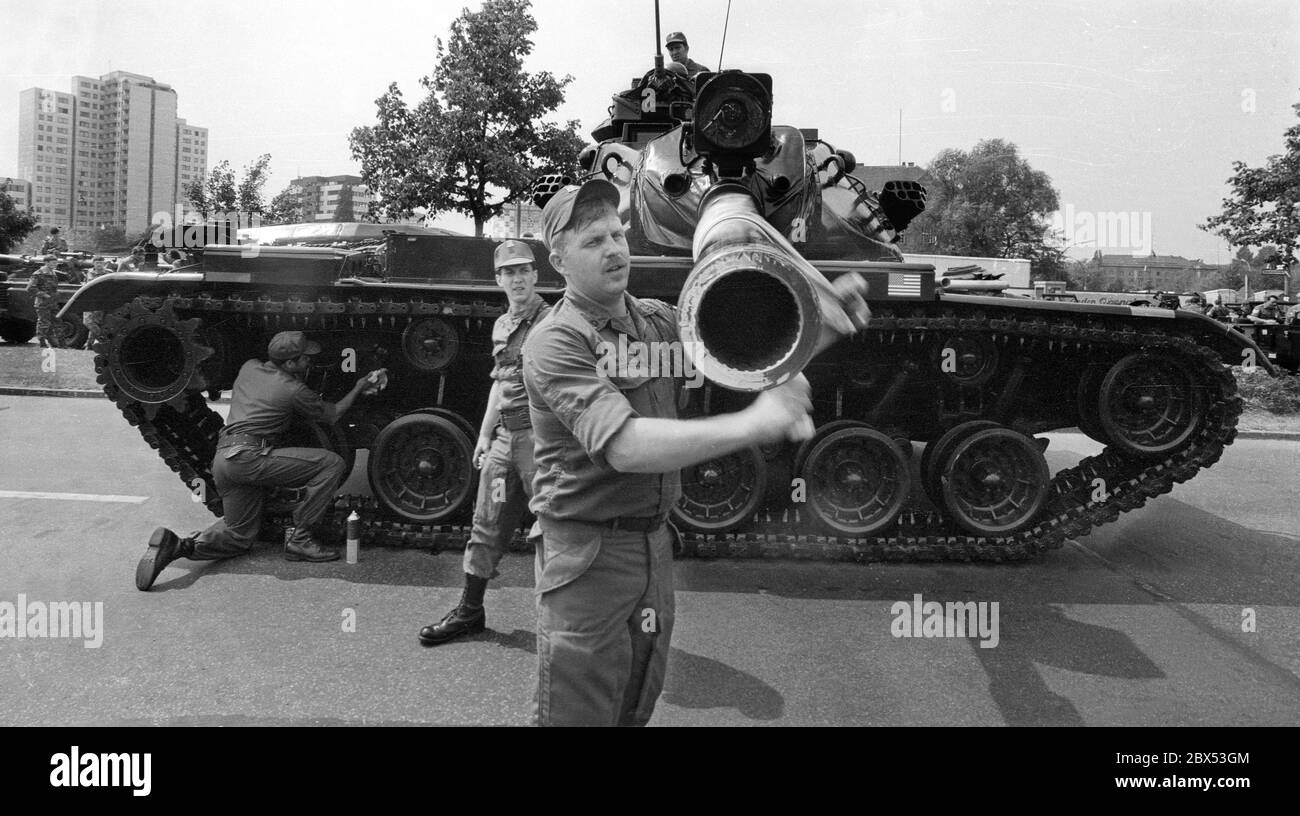 Berlin / Geschichte / Alliierten / 14.5.1981 Kalter Krieg. Amerikanische Soldaten reinigen ihre Panzer vor der jährlichen Militärparade. Klingelhoeferstraße. Die 3 Westalliierten Parade an der Straße des 17.Juni // USA / Militär / Besatzungsmacht / Waffen [automatisierte Übersetzung] Stockfoto