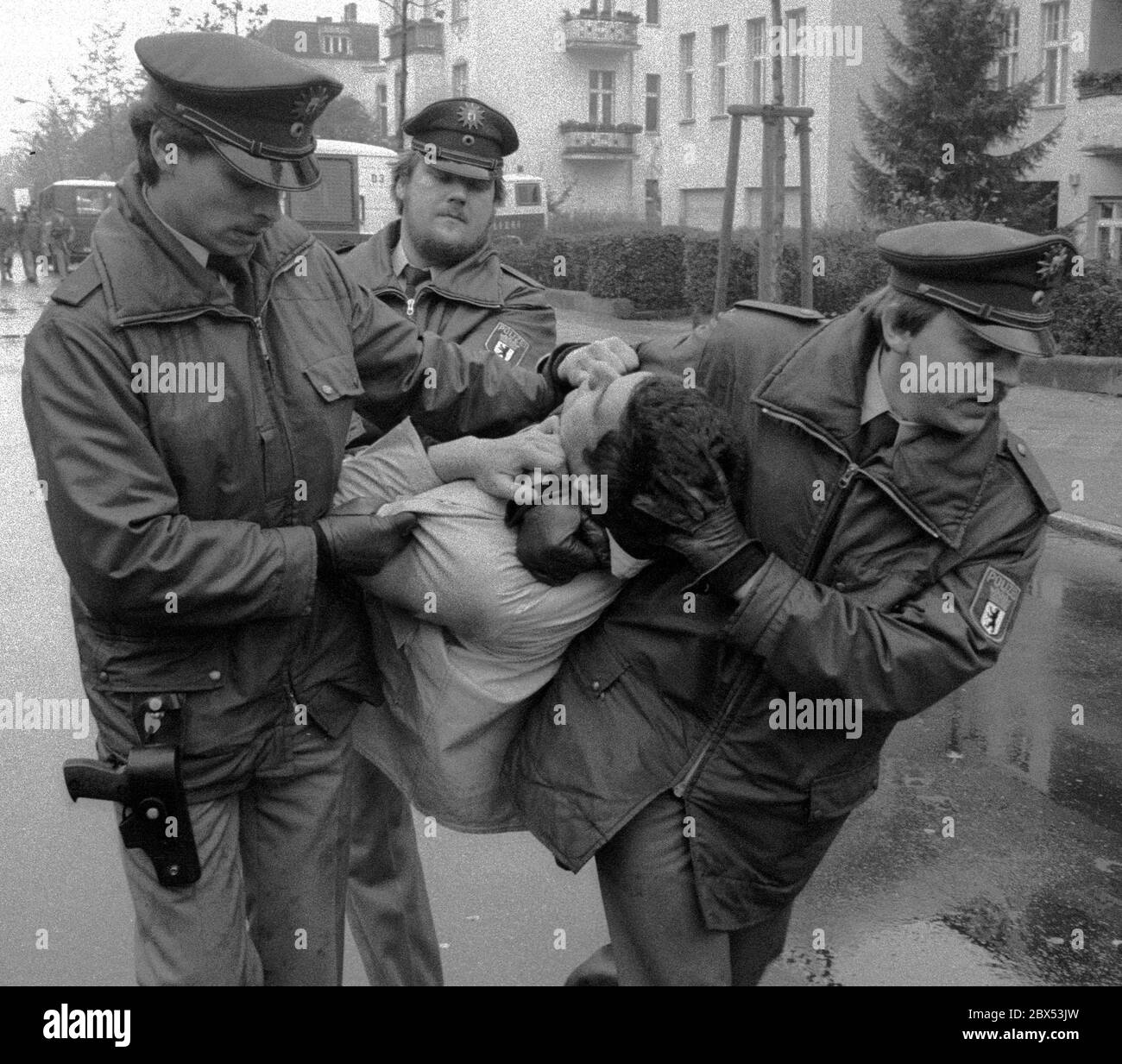 Berlin-Bezirk / Frieden / / 15.10.1983 aus Protest gegen die Raketenstationierung in Deutschland werden amerikanische Kasernen in Berlin blockiert, hier Andrews-Kasernen, Steglitz, Finckensteinallee. Viele linke Gruppen nahmen daran Teil. Polizei verhaftet einen Blocker // Alliierten / Anti-Krieg / Demo / Blockade / Raketen / Geschichte / Sicherheit [automatisierte Übersetzung] Stockfoto