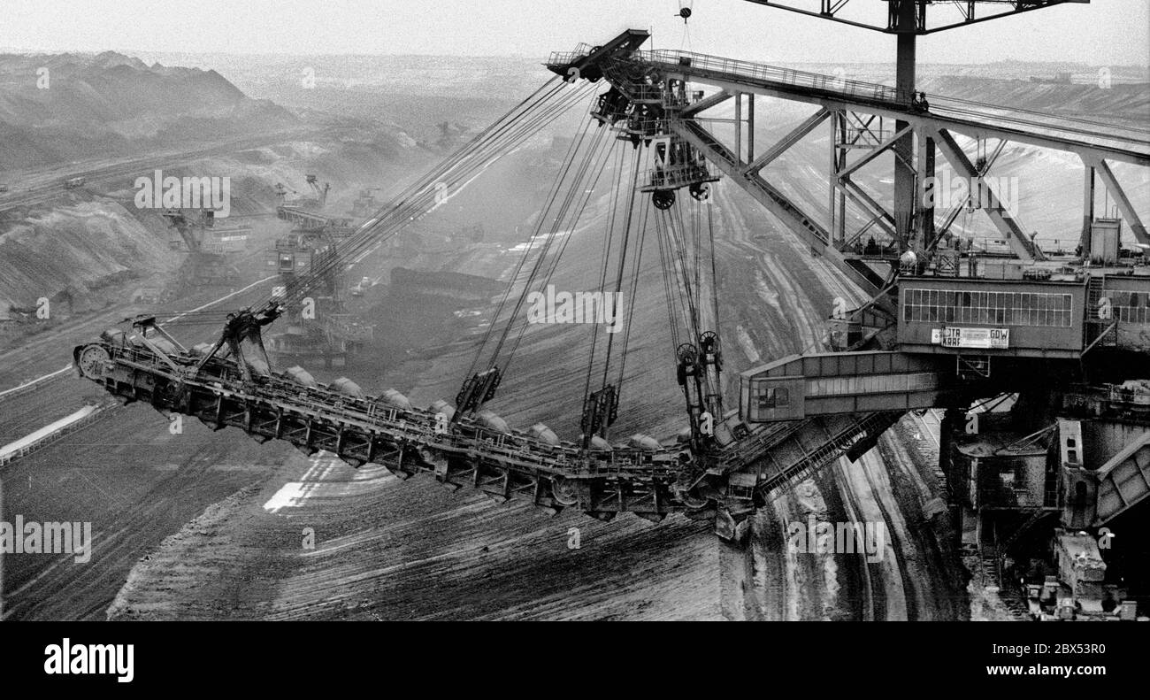 Brandenburg / DDR / 6.12.1989 Tagebau Welzow bei Senftenberg. Mehr als 50 Quadratkilometer Verwüstung in der Lausitz. Die DDR hat sich nur leicht rehabilitiert. Der Bagger räumt die Erde weg, um die tief liegende Kohle freizulegen. [Automatisierte Übersetzung] Stockfoto