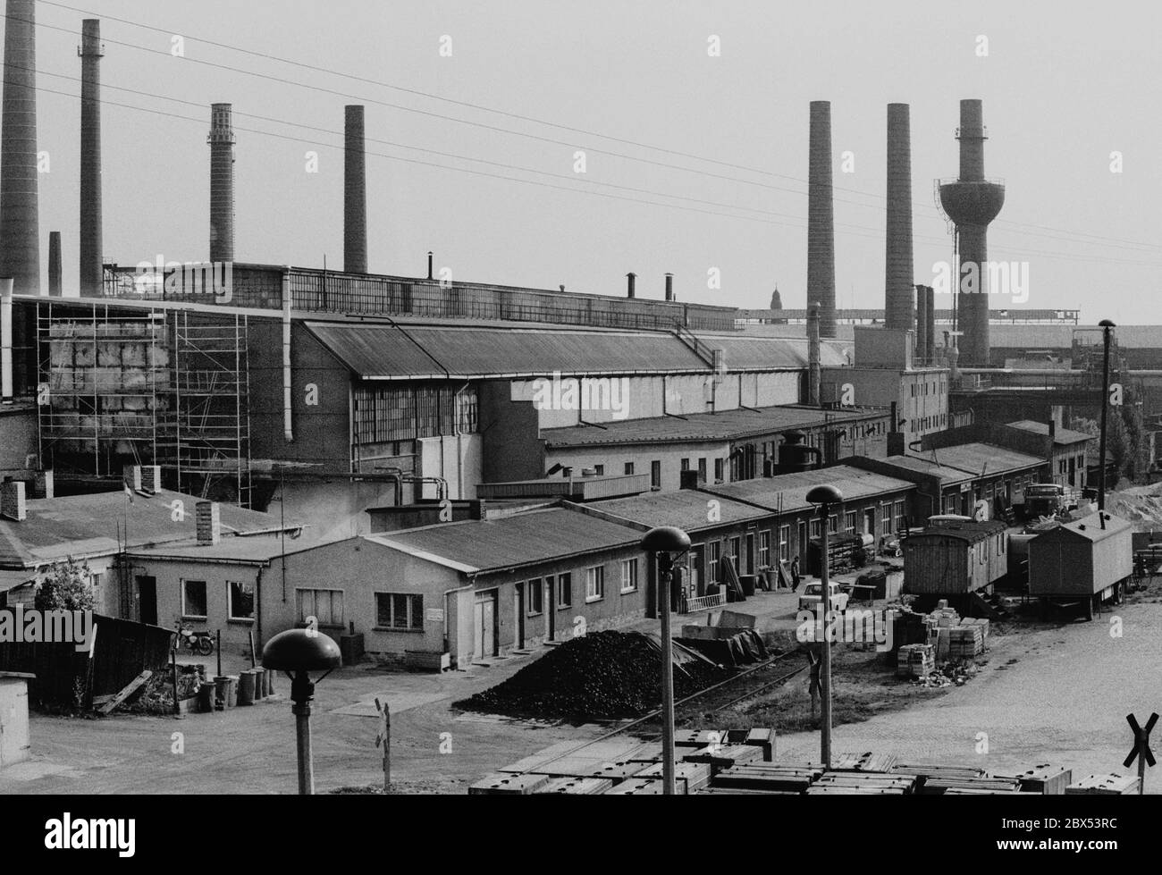 Sachsen / Industrie / DDR-Staat / 11.05.1990 Riesa: Eisenbahngebiet und Stahlwerk. Sie ist inzwischen abgerissen // Stahl / DDR-Wirtschaft [automatisierte Übersetzung] Stockfoto
