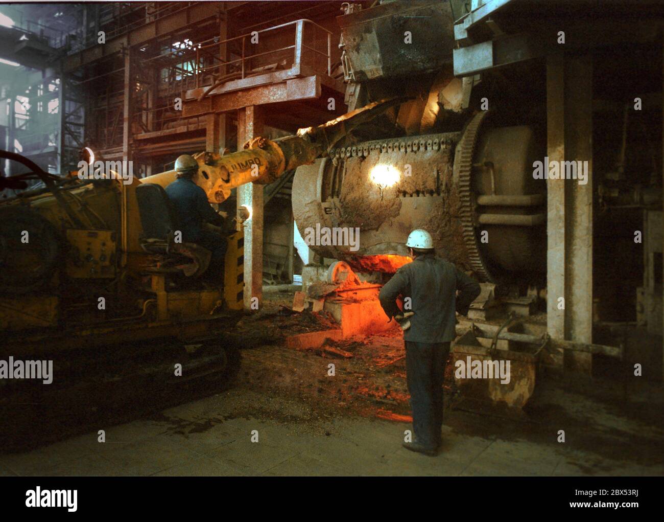 Länder / Sachsen-Anhalt / DDR / Industrie / 08/1990 die Kupfer-Silber-Hütte in Hettstedt. Glühende Schlacke wird zum Abkühlen abgeladen. Zunächst schmolz die Anlage das aus dem Kombinat Mansfeld gewonnene Kupfer und auch den Schrott aus dem Westen. Die SED-Regierung, Minister Singhuber, erklärte Anfang Januar den Beschäftigten, dass der gesamte Kupferbergbau nicht profitabel sei und geschlossen werde. Das Unternehmen wurde von der Treuhand an ausländische Unternehmer verkauft. Der Mansfelder Mähdrescher war ein DDR-Heiligtum. Hier hatten Bauern und Bergleute bereits Aufstände gegen die Fürsten in der gemacht Stockfoto