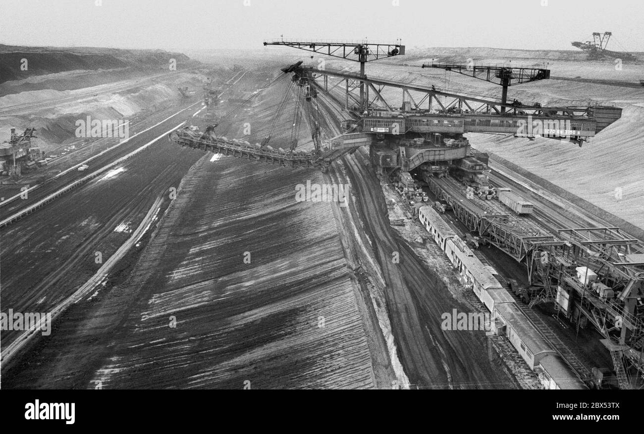 Brandenburg / DDR / 6.12.1989 Tagebau Welzow bei Senftenberg. Mehr als 50 Quadratkilometer Verwüstung in der Lausitz. Die DDR hat sich nur leicht rehabilitiert. Der Bagger räumt die Erde weg, um die tief liegende Kohle freizulegen. [Automatisierte Übersetzung] Stockfoto