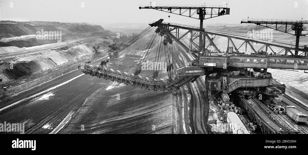 Brandenburg / DDR / 6.12.1989 Tagebau Welzow bei Senftenberg. Mehr als 50 Quadratkilometer Verwüstung in der Lausitz. Die DDR hat sich nur leicht rehabilitiert. Der Bagger räumt die Erde weg, um die tief liegende Kohle freizulegen. [Automatisierte Übersetzung] Stockfoto