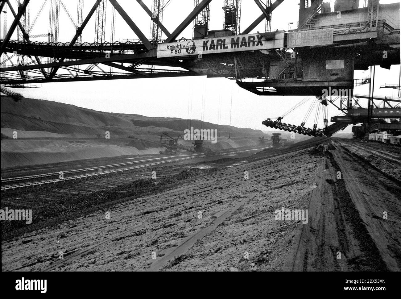 Brandenburg / DDR / 6.12.1989 Tagebau Welzow bei Senftenberg. Mehr als 50 Quadratkilometer Verwüstung in der Lausitz. Die DDR hat sich nur leicht rehabilitiert. Der Bagger räumt die Erde weg, um die tief liegende Kohle freizulegen. [Automatisierte Übersetzung] Stockfoto