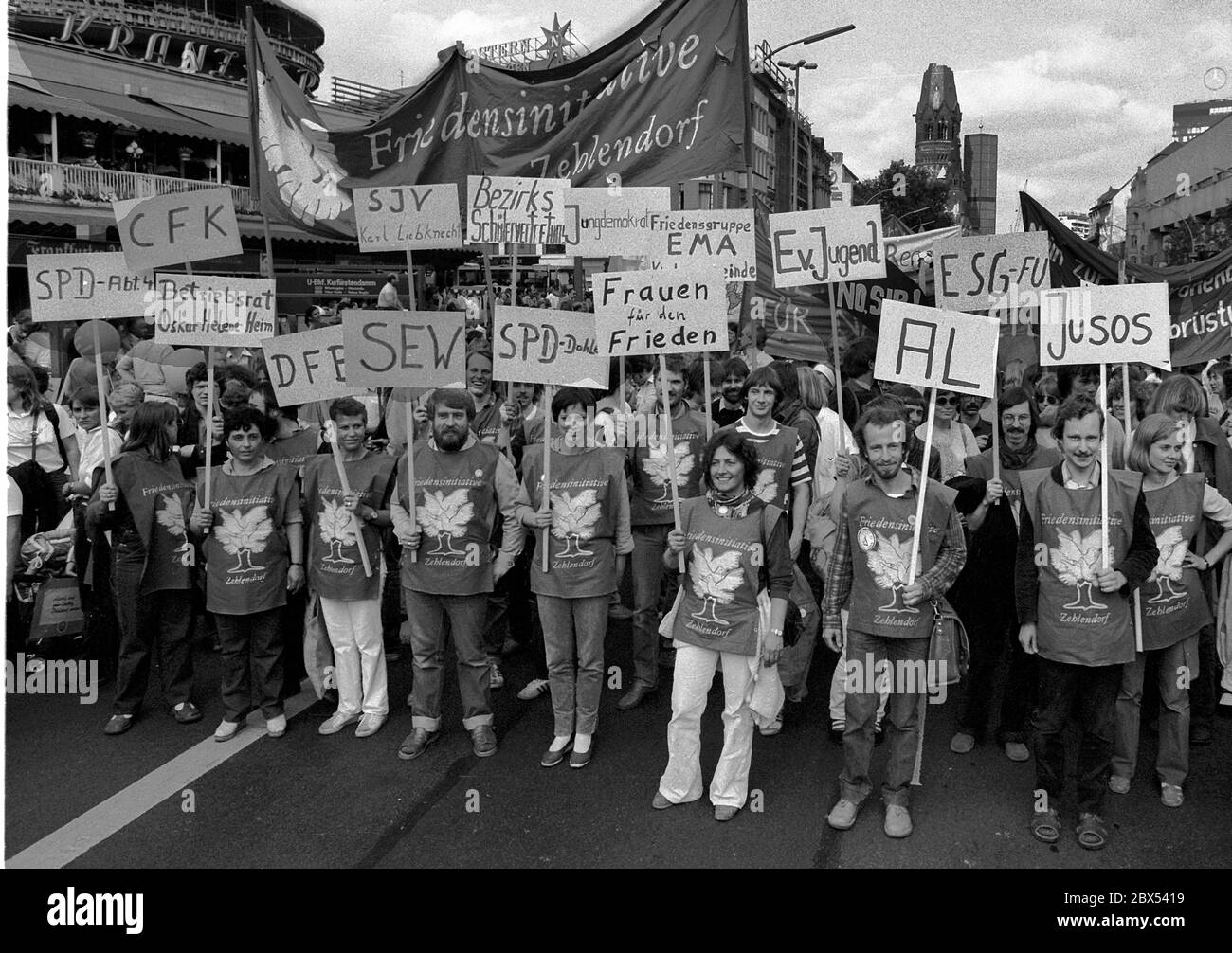 Berlin / Frieden/ 10.6.1982 / 11.6.1982 Kurfuerstendamm: Demo beim Besuch des amerikanischen Präsidenten Ronald Reagan in Berlin Anti-Rüstungsgruppen, alle linken Parteien // SPD / AL / Jusos / Women for Peace / Anti-war / Kirche / SEW (SED-Ableger in West-Berlin), [automatisierte Übersetzung] Stockfoto