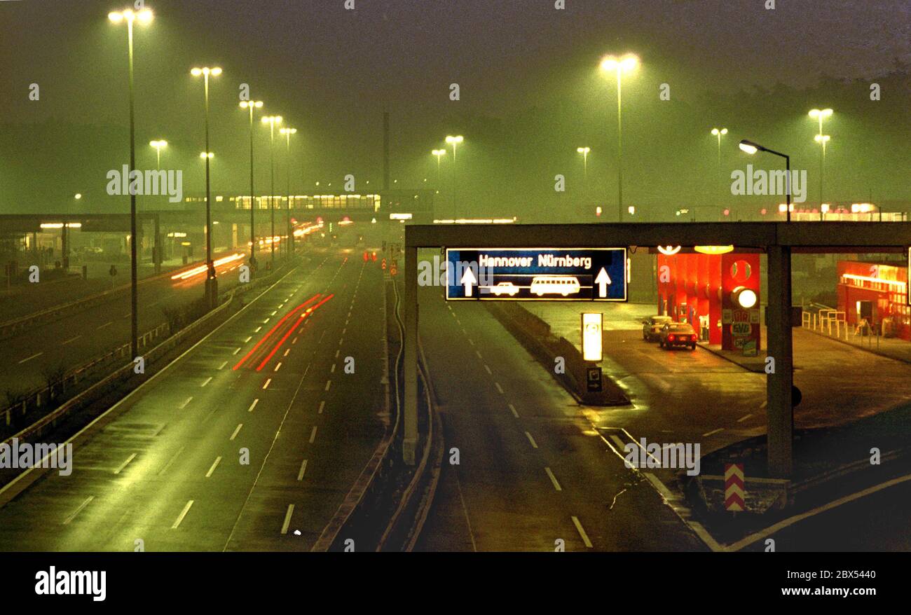 Berlin / DDR / Zehlendorf / 1988 Einreise in die DDR: Grenzübergang Dreilinden im Nebel, einer der drei Passstellen für die Reise durch die DDR in die Bundesrepublik // Autobahn / Mauer / Transit / Grenze / Bezirke / Zehlendorf [automatisierte Übersetzung] Stockfoto