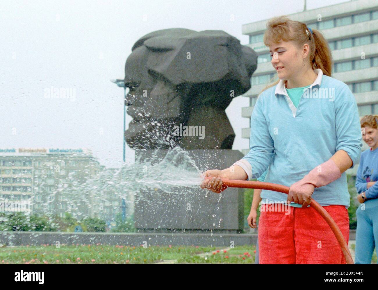 Sachsen / Chemnitz / KarlMarxStadt / 1990 KarlMarxDenkmal des