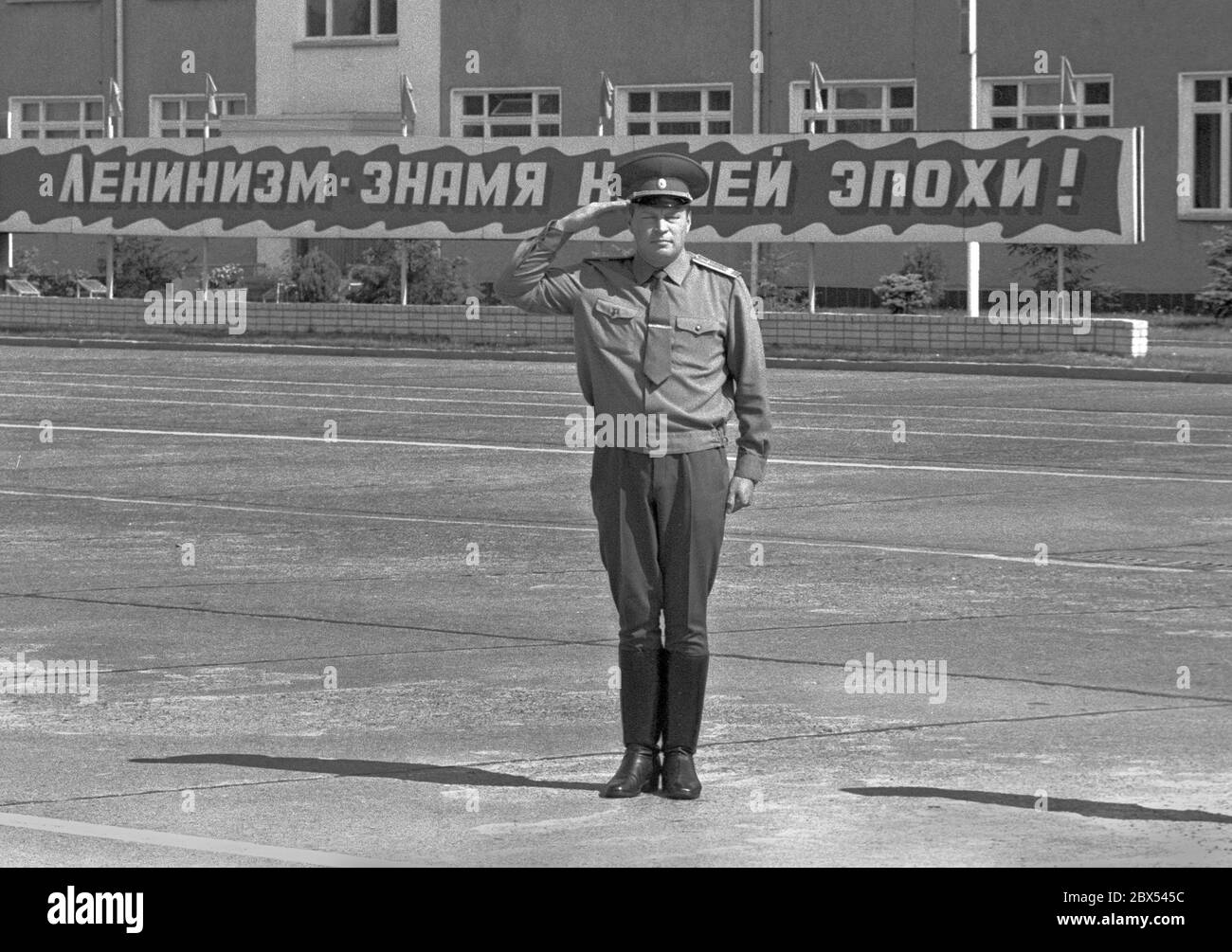 Berlin City / Karlshorst / Sowjetunion / 1990 Kasernen eines Regiments der Roten Armee in Berlin-Karlshorst. Auf dem Gelände bohren, der Offizier begrüßt die Truppen. Offizier vor Propagandaslogans im Hintergrund // Militär / Besatzungsmacht / DDR / Einheit / Sowjets / Russland [automatisierte Übersetzung] Stockfoto