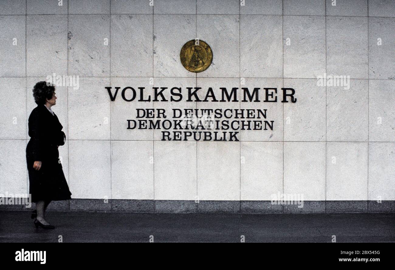 Berlin-Stadt / DDR / 1987 DDR-Emblem auf der Volkskammer, die sich im Palast der Republik befand. Schlossplatz // DDR-Staat / Berlin-City [automatisierte Übersetzung] Stockfoto