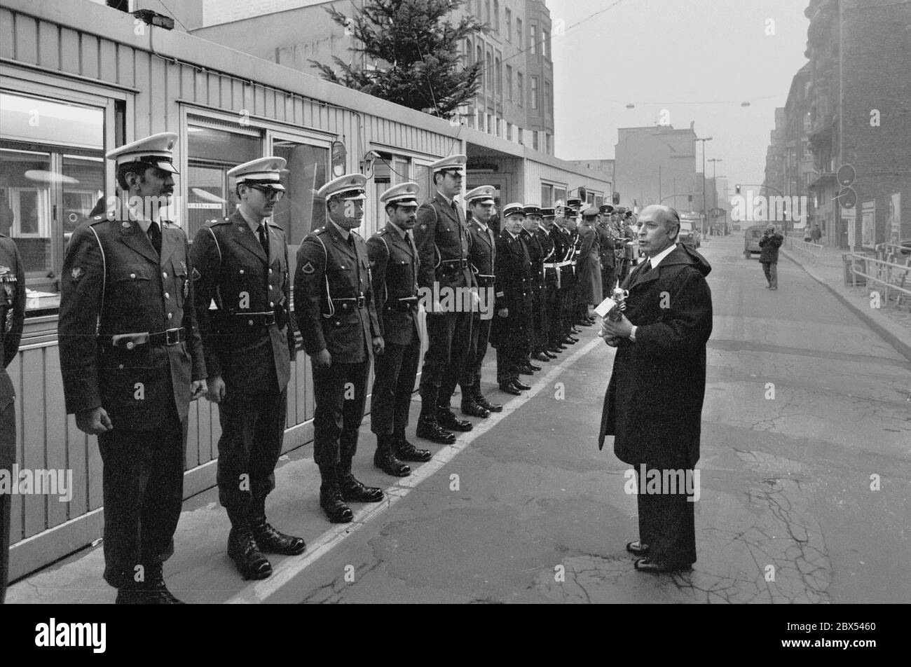 Berlin Bezirke / Alliierte / Besetzung / 1976 Kreuzberg, Weihnachten 1976, Bürgermeister Rudi Pietschker, SPD, bringt Weihnachtsgeschenke nach Checkpoint Charly die Offiziere der Westalliierten: Frankreich, England, USA, haben ihre Ämter in der Friedrichstraße übernommen // Besatzungsmacht / Geschichte / [automatisierte Übersetzung] Stockfoto