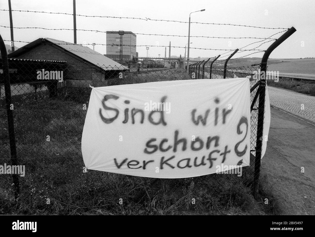 Thüringen / Bergbau / DDR / 08/ 1990 Sondershausen: Kali-Mine Glueckauf. Die Mine gehört noch zur Treuhand, soll aber verkauft werden. Protest am Fabrikzaun. Werden wir bereits verkauft?- // Chemie / Wirtschaft / Eigentum der Treuhand Stockfoto