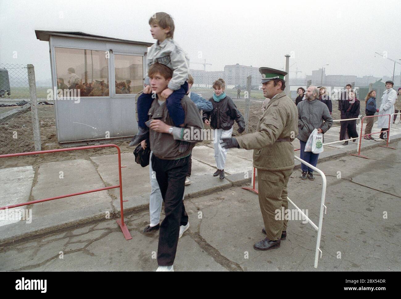 Berlin-City / Mitte / DDR / Berliner Mauer 12.11.1989 Potsdamer Platz: Die Mauer ist weg. Ost-Berliner kommen in den Westen. DDR-stasi-Truppen zeigen ihnen den Weg in den Westen. // Vereinigung / Mauer / Volksarmee / Grenzschutz / Geschichte / Kommunismus [automatisierte Übersetzung] Stockfoto