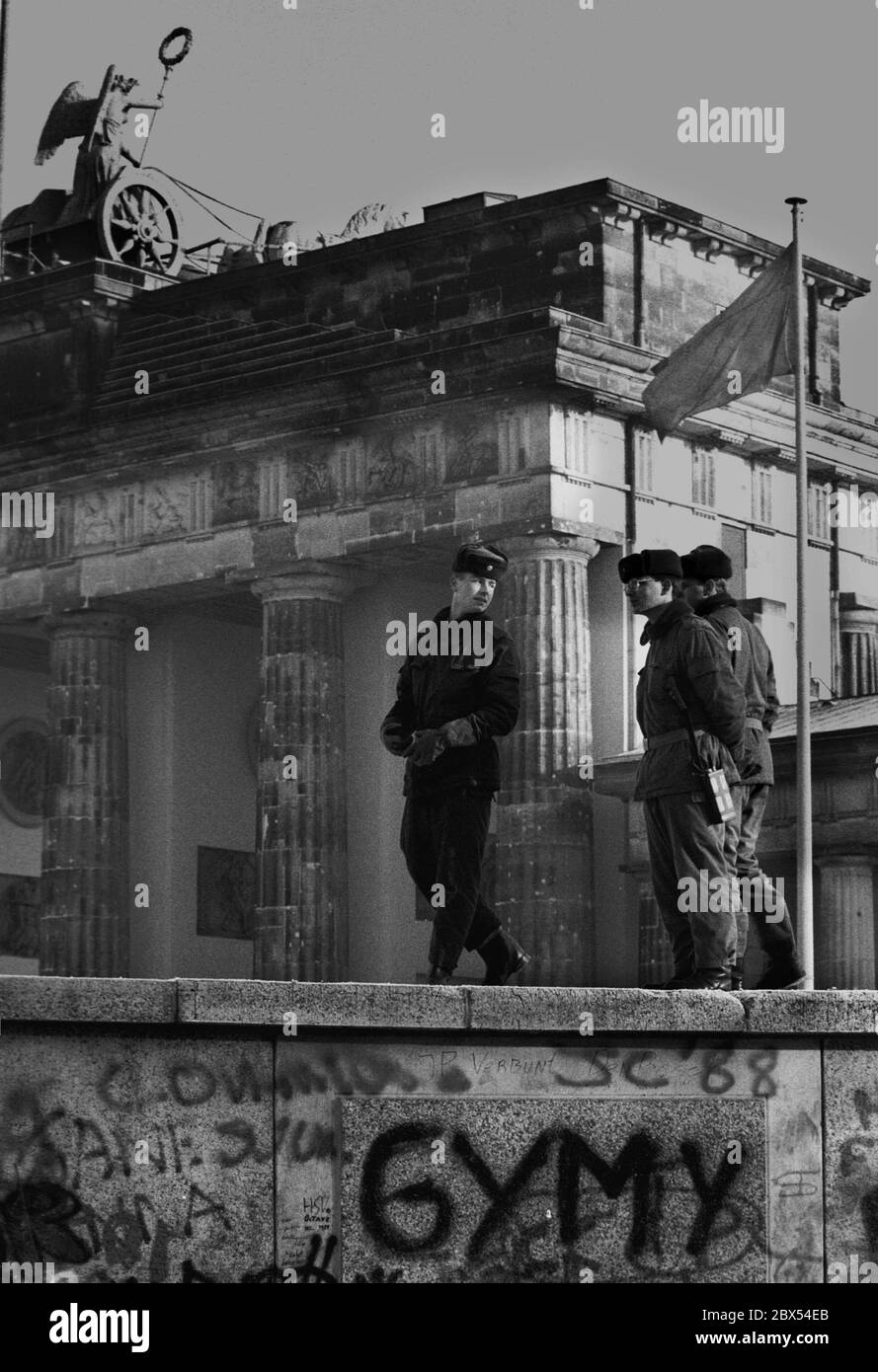 Berlin-Stadt / Berliner Mauer / Ende der DDR / 1989 Mitte November sichern DDR-Grenzposten noch die Mauer am Brandenburger Tor // Vereinigung / Einheit / [automatisierte Übersetzung] Stockfoto