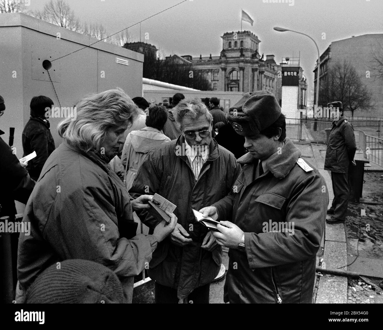 Berlin-City / Mitte / DDR / Grenze / 23.12.1989 die Mauer am Brandenburger Tor ist offen, aber die DDR existiert noch und so werden provisorische Kontrollpunkte neben dem Tor aufgestellt, die aber nicht allzu ernst genommen werden. DDR-Grenzschutz mit mobiler Abfertigung //Wende / Berliner Mauer / DDR-Bürger / Staat / Geschichte des Menschen mit Behinderungen / Kommunismus Stockfoto