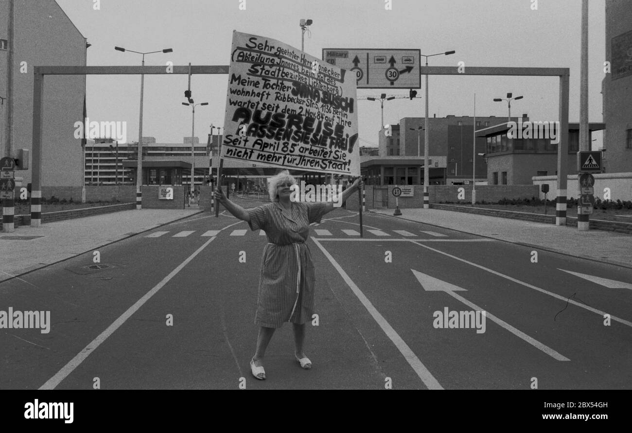 Berlin City / DDR / Wall / Kreuzberg / Mitte 8 / 1986 Protest einer Mutter gegen den Abschied ihrer Tochter Checkpoint Charly. Übergang nur für Ausländer // Einheit / Geschichte / Kommunismus [automatisierte Übersetzung] Stockfoto