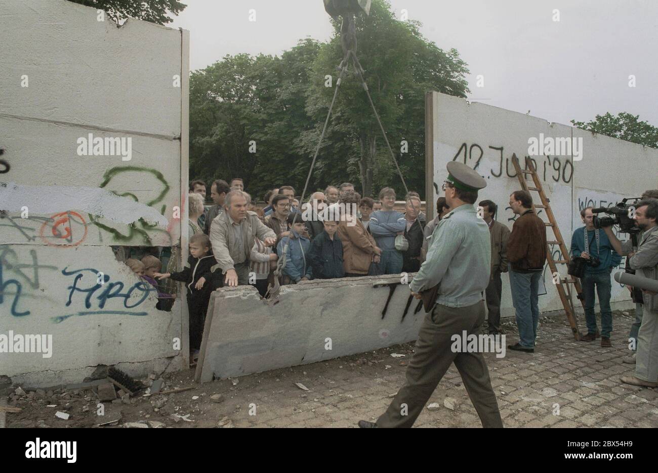 Berlin-Bezirk / Wedding / Mitte / Bernauer Strasse 1990 die Mauer fällt. Am 12. Juni 1990 in Berlin-Wedding, Bernauer Straße. DDR-Polizist und West-Berliner Polizeibeamter // DDR-Mauer / Mauerende [automatisierte Übersetzung] Stockfoto