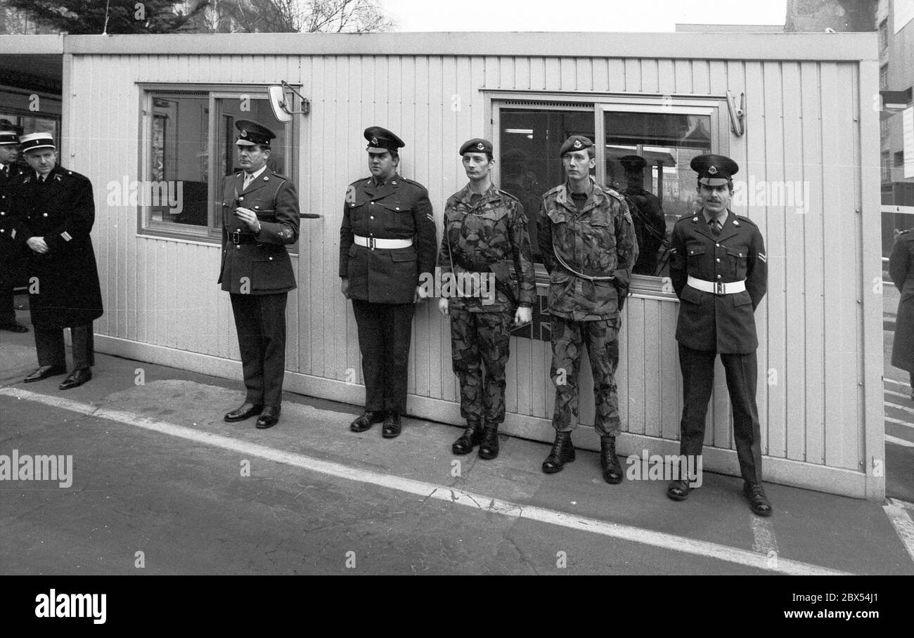 Berlin Bezirke / Alliierte / Besetzung / 1976 Kreuzberg, Weihnachten 1976, Bürgermeister Rudi Pietschker, SPD, bringt Weihnachtsgeschenke nach Checkpoint Charly die Offiziere der Westalliierten: Frankreich, England, USA, haben ihre Ämter in der Friedrichstraße übernommen // Besatzungsmacht / Geschichte / [automatisierte Übersetzung] Stockfoto