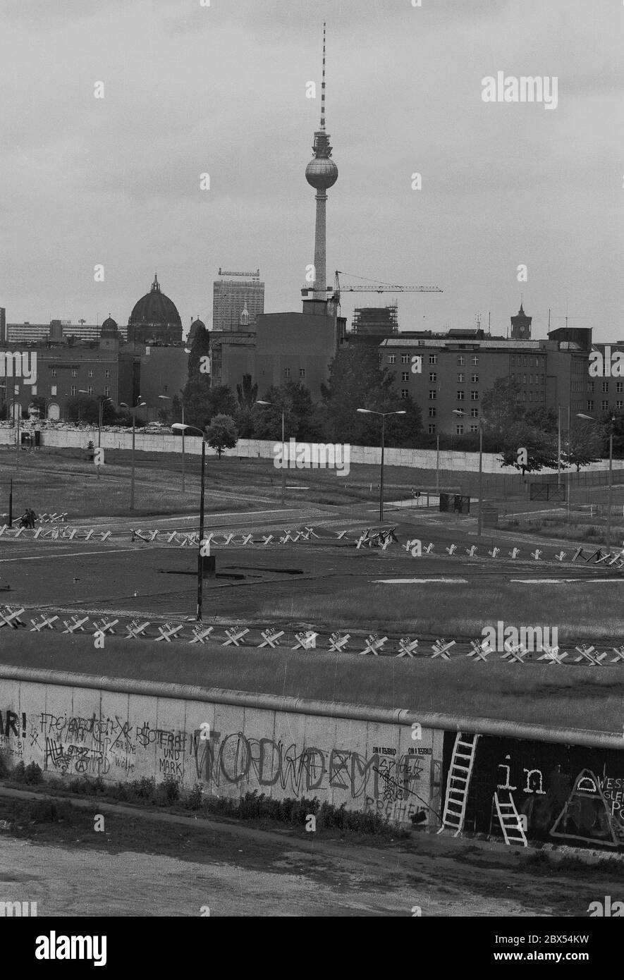 Berlin-City / Wall / Tiergarten Mitte/ 1982 Blick auf den Potsdamer Platz. Die Leipziger Straße verläuft von links nach rechts etwa in der Mitte des Bildes. Die spanischen Reiter sollen einen Durchbruch mit LKWs verhindern. Vor dem Jeep der britischen Besatzungsmacht, in deren Sektor sich der Platz befindet. // DDR / Grenze / Geschichte / Kommunismus [automatisierte Übersetzung] Stockfoto
