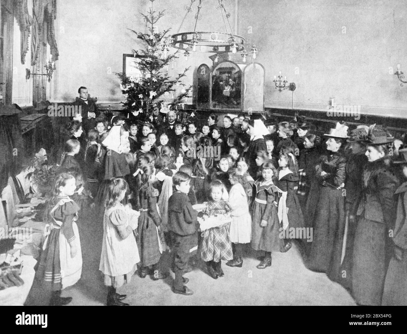 Weihnachtsgeschenke werden von evangelischen Diakoninnen in einem Pfarrhaus der Evangelischen Kirche an arme Berliner Stadtkinder verteilt. Stockfoto
