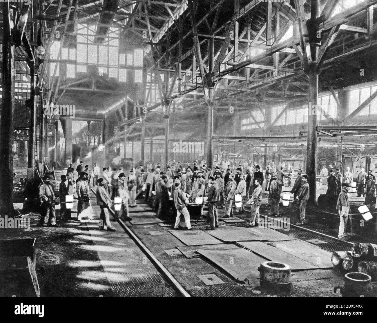 Gießen in einer Gießerei des Krupp-Werks in einer der größten Fabrikhallen. Die abgebildete Halle hatte eine Länge von 200m, eine Breite von 80m und eine Fläche von 21000 qm. Stockfoto
