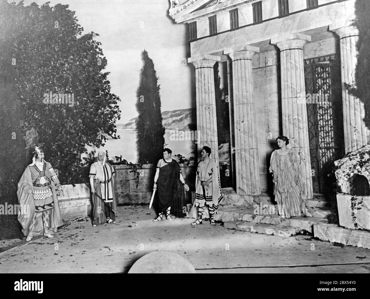 Uraufführung von Goethes "Iphigenia in Tauris" im Münchner Schauspielhaus. Von links nach rechts Toas (Jessen), Phias (Lackner), Orest (Skoba) und Iphigenia (Rabitzow). Stockfoto