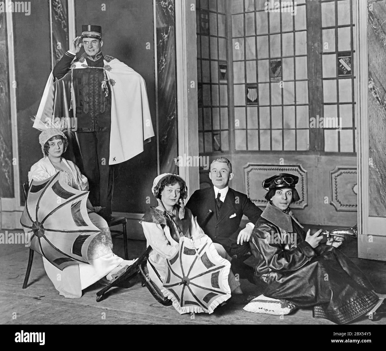 Der deutsche Theaterschauspieler Harry Walden in der Hauptrolle (hier stehend) der Varieté 'der Brettlkönig' von Okonkowsky und Reidhardt (Musik von W. Rollo) im Berliner Apollo Theater. Stockfoto