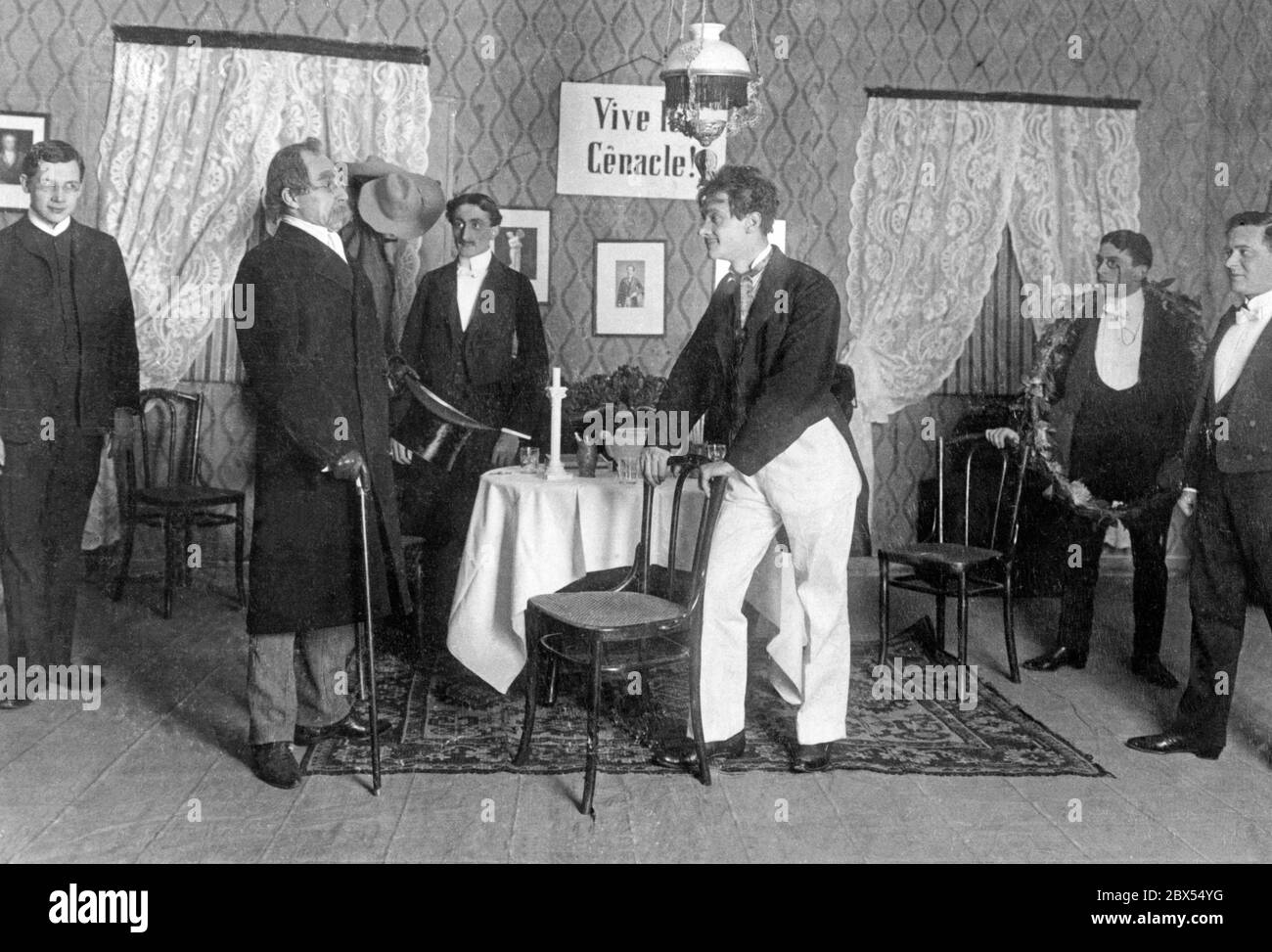 Aufführung der Stilpe-Komödie 'Cenacle der Maulesel' des deutschen Schriftstellers Otto Julius Bierbaum im Berliner 'Kleinen Theater'. Stockfoto