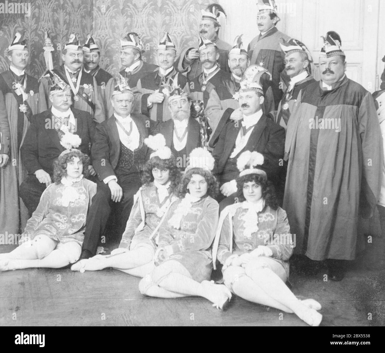 Treffen des Narhalla Karnevals Verein beim Münchner Karneval 1909. An der Veranstaltung nahmen der Hofdarsteller Karl Peppler, der Theaterregisseur am Münchner Schauspielhaus war, und der Kommerzienrat Braun Teil. Stockfoto