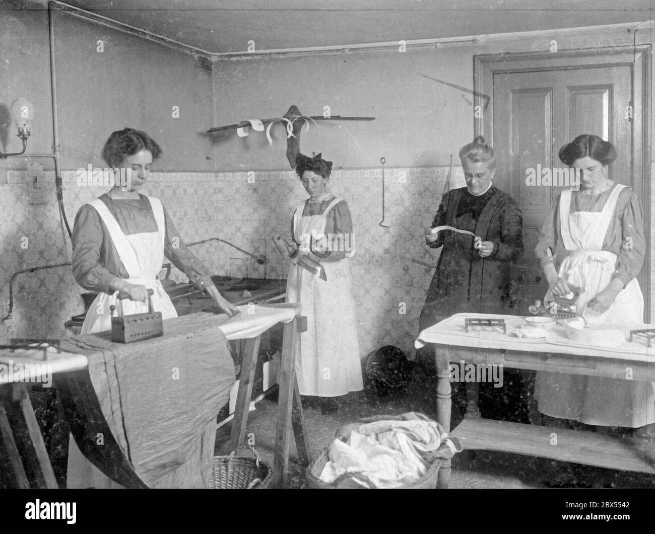 Eine moderne Schule für zukünftige Hausfrauen. Hier lernen sie, wie man bügelt. Stockfoto