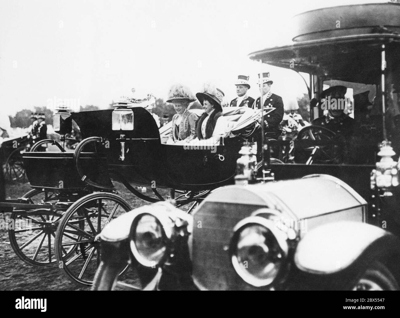 Kaiserin Augusta Victoria mit Prinzessin Alexandra Victoria von Schleswig-Holstein-Sonderburg-Gluecksburg, der Frau von August Wilhelm von Preußen in einer Kutsche auf dem Weg zum Frühjahrsparade auf dem Tempelhof. Stockfoto