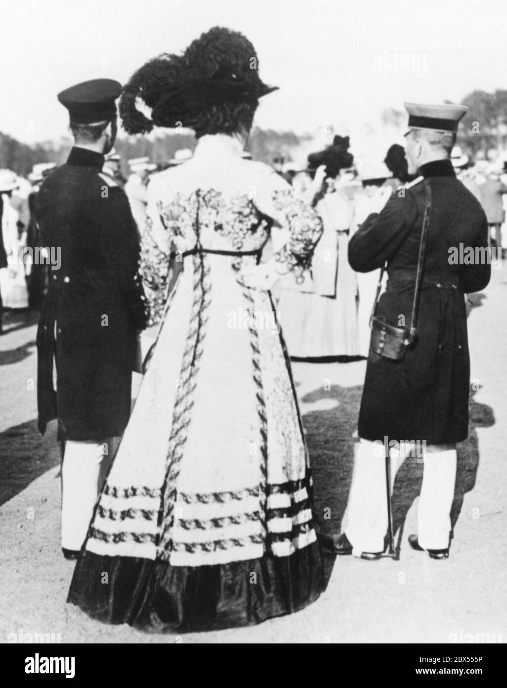 Eine Gruppe von Zuschauern aus der High Society bei einem Pferderennen in Berlin Karlshorst. Stockfoto