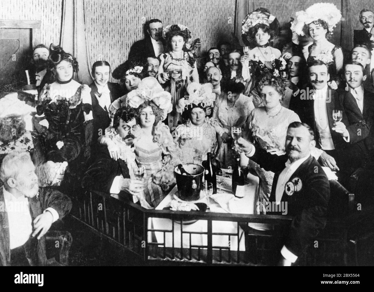Karneval in Wolzogens Bunte Theater am 18. Januar 1902 in Berlin. Von links nach rechts: Ludwig Pietsch, Ernst von Wolzogen und seine Braut Elsa, Laura Seemann Stockfoto