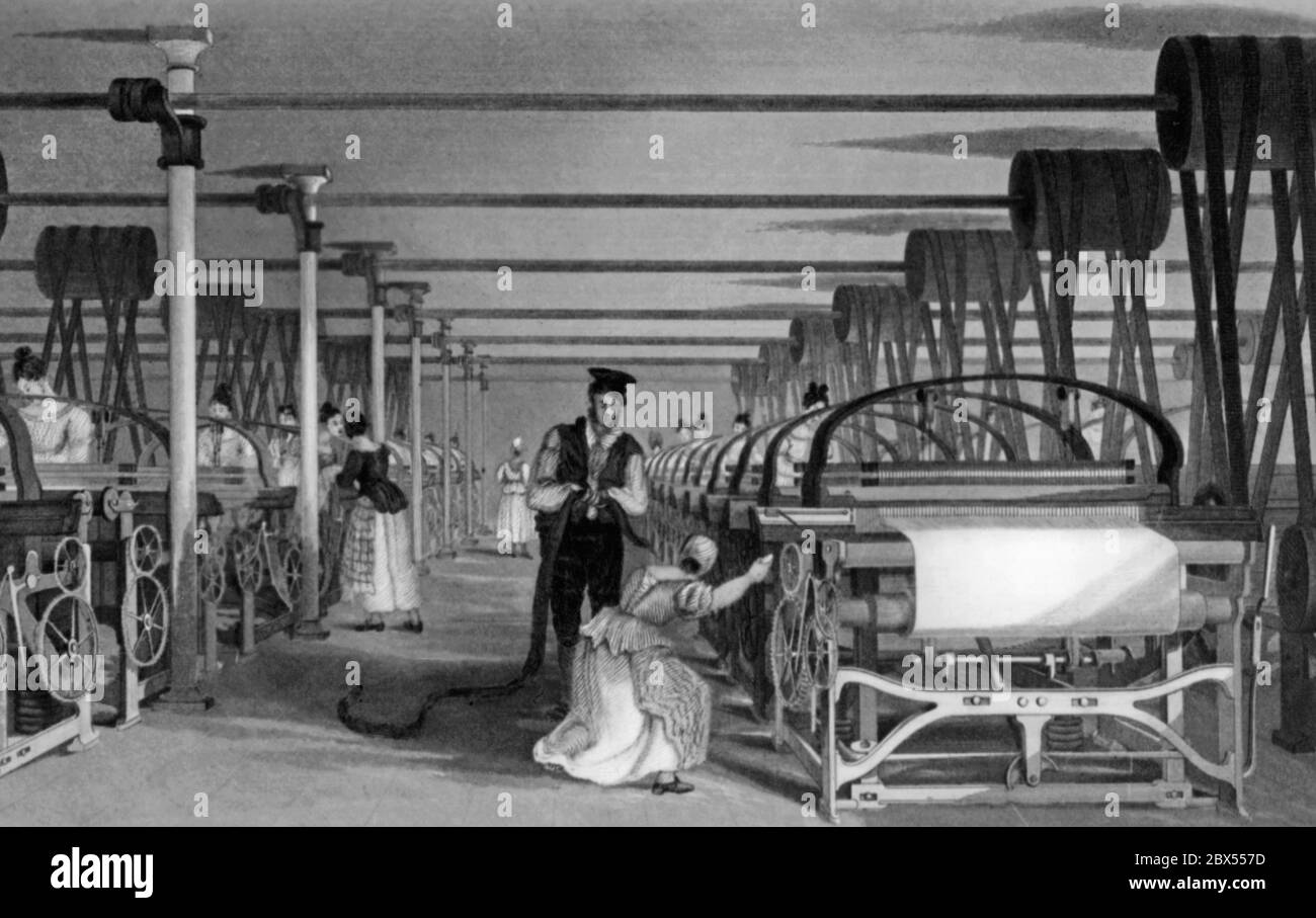 Die Abbildung zeigt Frauen, die an den mechanischen Webstühlen arbeiten, und eine Werksleiterin. Die Zeichnung stammt aus der ersten Hälfte des 19. Jahrhunderts. Stockfoto
