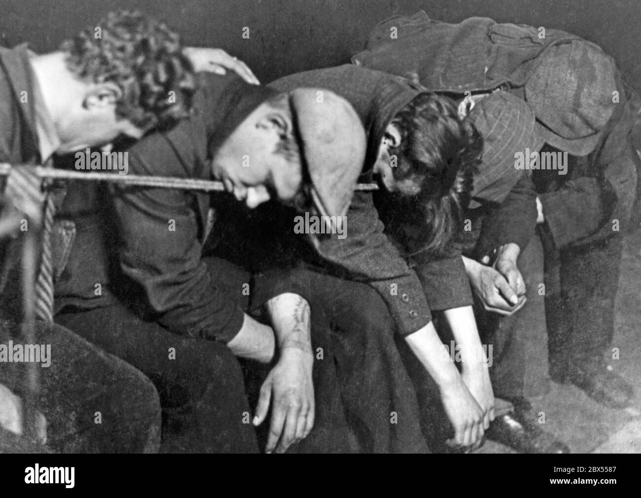 Fünf Männer schlafen in einem Tierheim. In diesen Notunterkünften konnte man einen Schlafplatz für ein paar Pfennige finden und ein paar Stunden 'am Seil' schlafen. Viele, die in die großen Städte auf der Suche nach Arbeit gekommen sind, landen hier, nachdem sie wochenlang auf der Suche nach Arbeit waren. Stockfoto