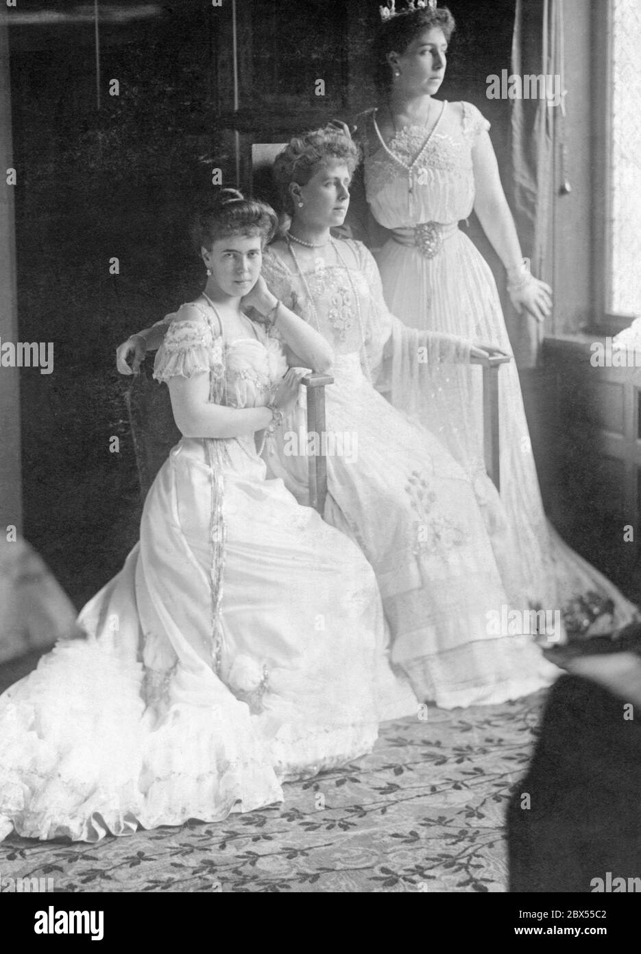 Von links nach rechts: Prinzessin Beatrice, Kronprinzessin Marie von Rumänien und Großherzogin Cyril. Undated Foto. Stockfoto