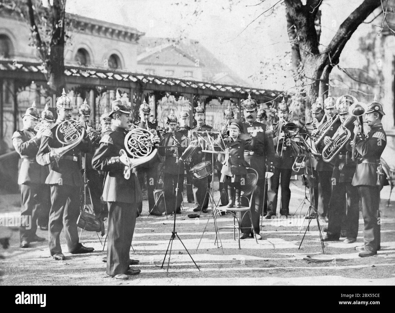 Charles Edward, Herzog von Sachsen-Coburg und Gotha steht im Matrosenanzug auf einem Gartenstuhl und dirigiert die Musikkapelle der herzoglichen Truppen. Stockfoto