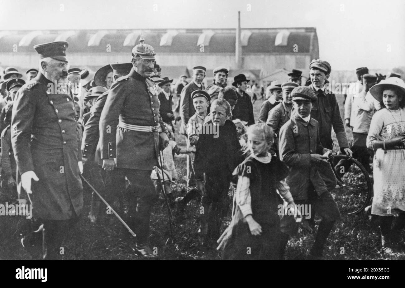König Wilhelm II. Von Württemberg kommt zum Start eines der ersten Luftschiffe von Graf Zeppelin und wird von Kindern mit Scheu und Bewunderung begleitet. Das Foto ist undatiert. Stockfoto