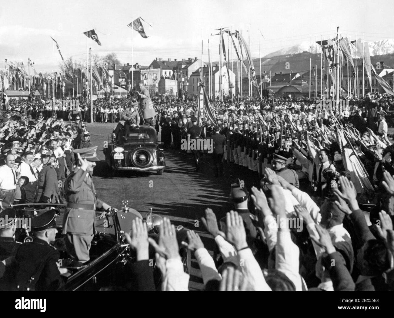Adolf Hitler fährt durch die Landeshauptstadt Kärnten, Klagenfurth, in die Ausstellungshalle, wo er eine Rede hält. Im März 1938 wurde Österreich dem Deutschen Reich annektiert. Stockfoto