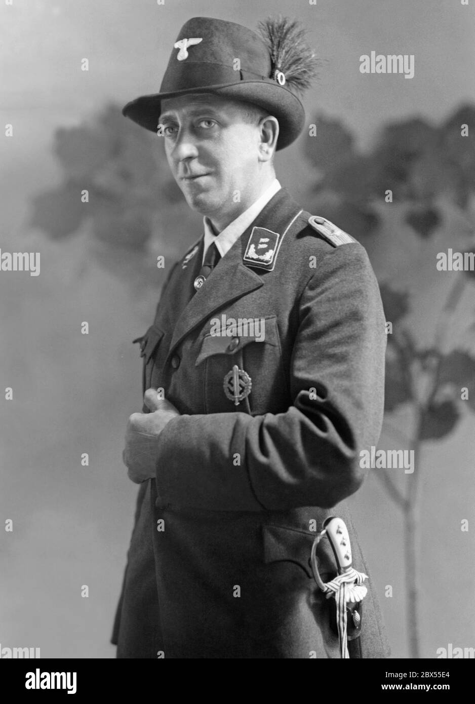 Ein Förster in seiner neuen Uniform. Er trägt das SA Sports Badge auf der Brust und das NSDAP Party Badge auf seiner Krawatte. Stockfoto