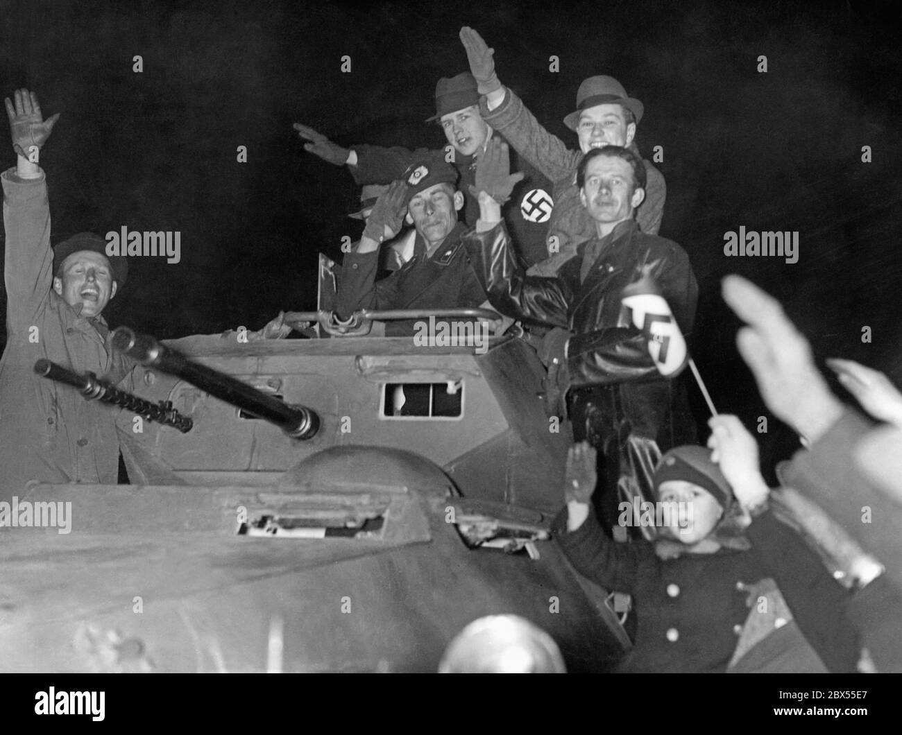 Deutsche Truppen ziehen nach Wien, hier ein Panzerspaehwagen 232. Österreich ist dem Deutschen Reich angegliedert. Stockfoto