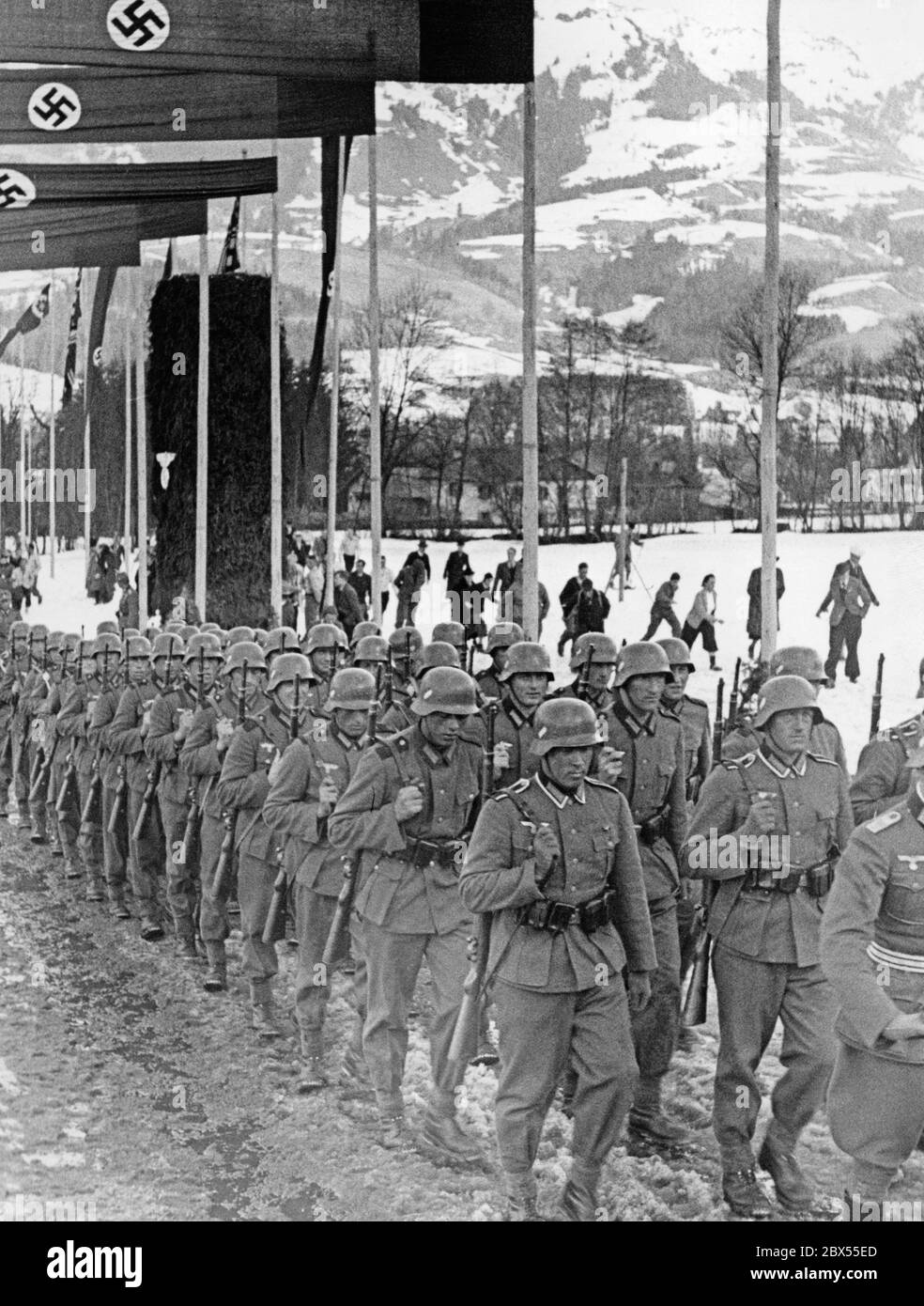 Zur Preisverleihung der Deutschen und Wehrmachts-Ski-Meisterschaften marschiert eine Ehrengesellschaft einer Wehrmachts-Berginfanterie-Einheit in Kitzbühel. Stockfoto