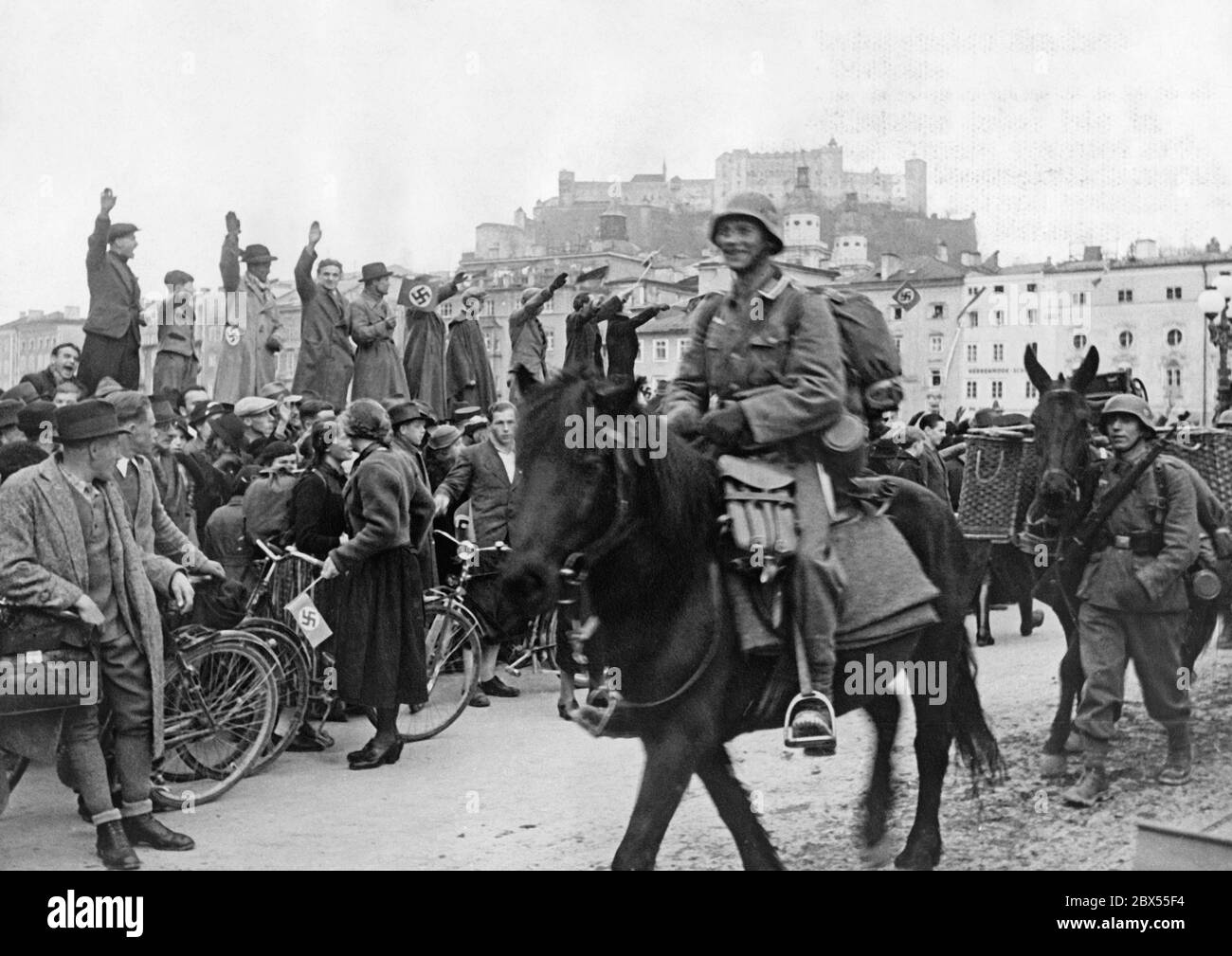 Deutsche Bergtruppen marschieren nach der Annexion Österreichs an das Deutsche Reich nach Salzburg ein. Stockfoto