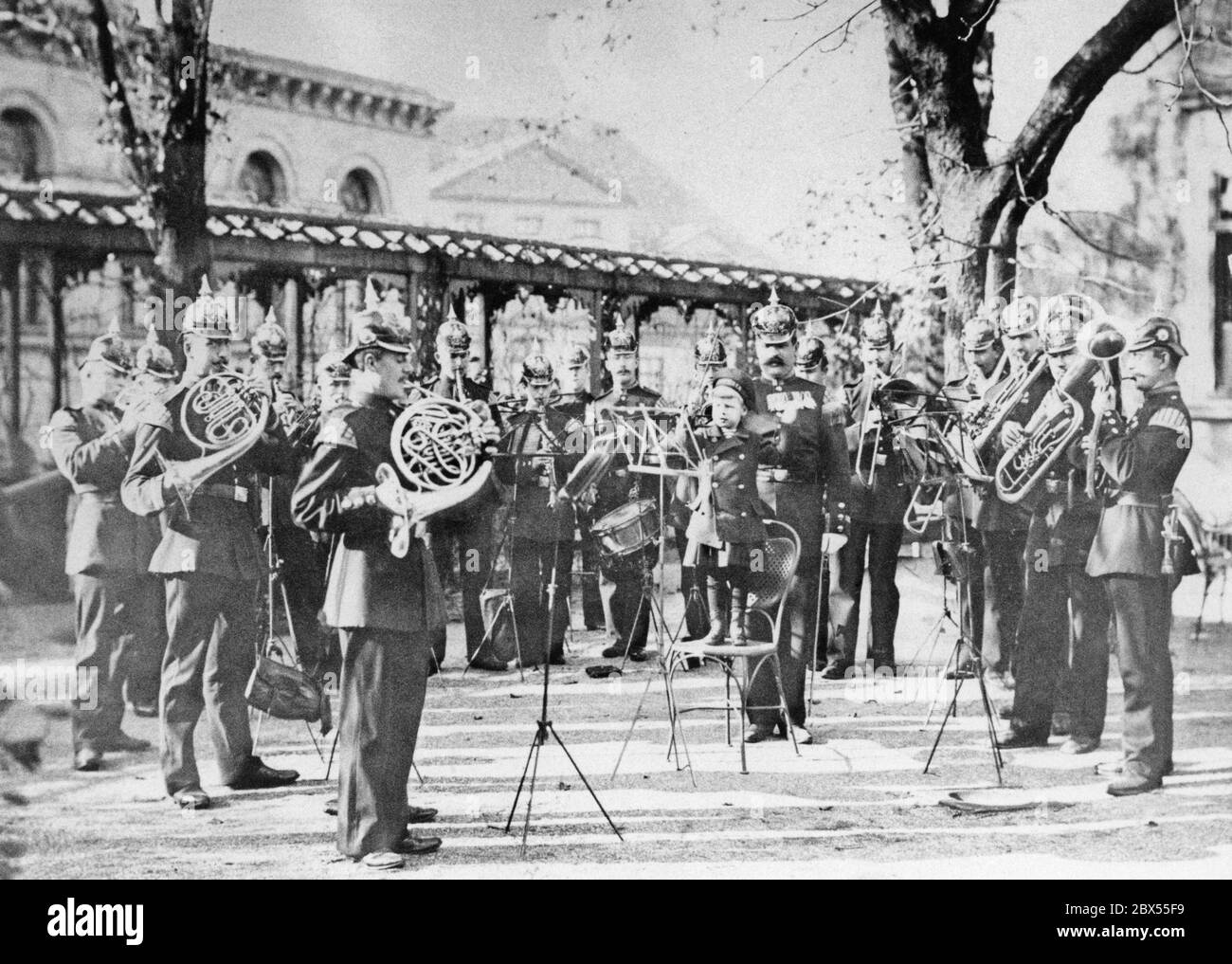 Charles Edward, Herzog von Sachsen-Coburg und Gotha steht im Matrosenanzug auf einem Gartenstuhl und dirigiert die Musikkapelle der herzoglichen Truppen. Stockfoto Charles Edward, Herzog von Sachsen-Coburg und Gotha steht im Matrosenanzug auf einem Gartenstuhl und dirigiert die Musikkapelle der herzoglichen Truppen. Stockfoto