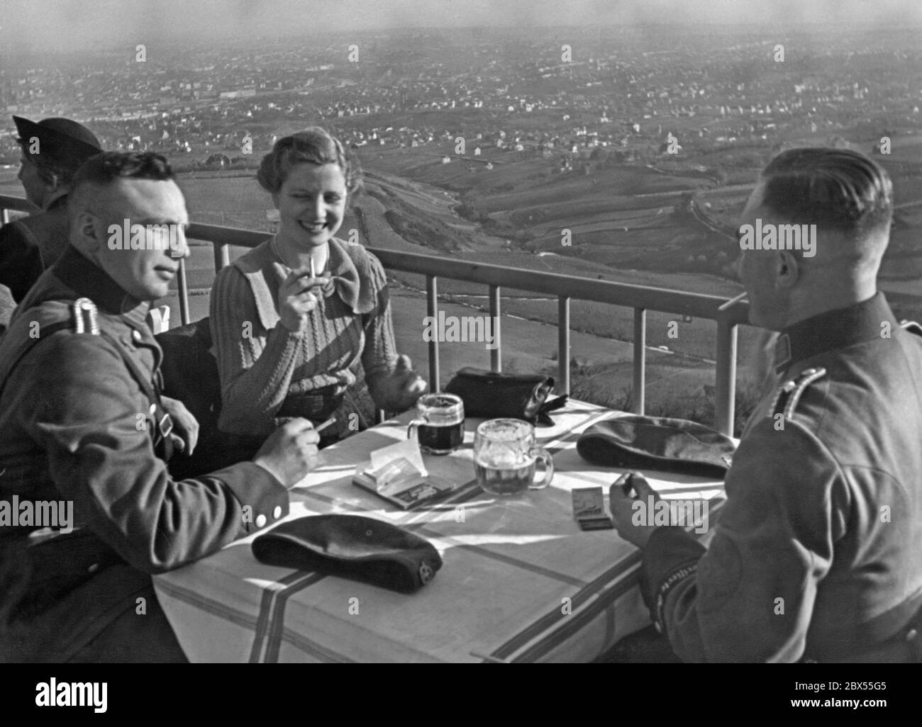 Deutsche Polizisten auf einem Ausflug auf dem Kahlenberg bei Wien. Stockfoto