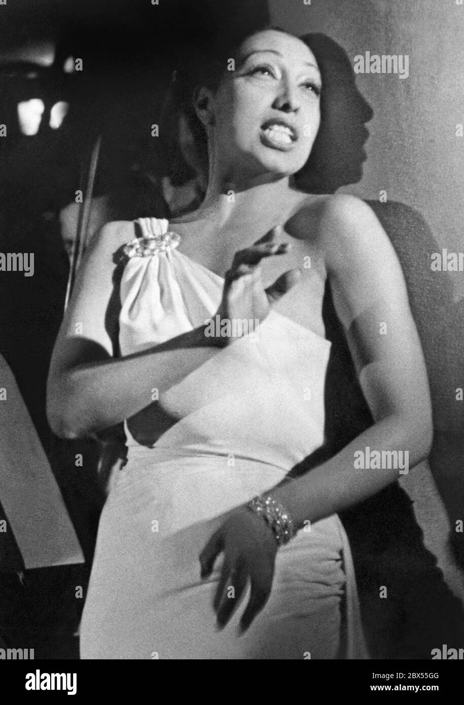 Die amerikanisch-französische Schauspielerin und Sängerin Josephine Baker während einer Aufführung. Stockfoto