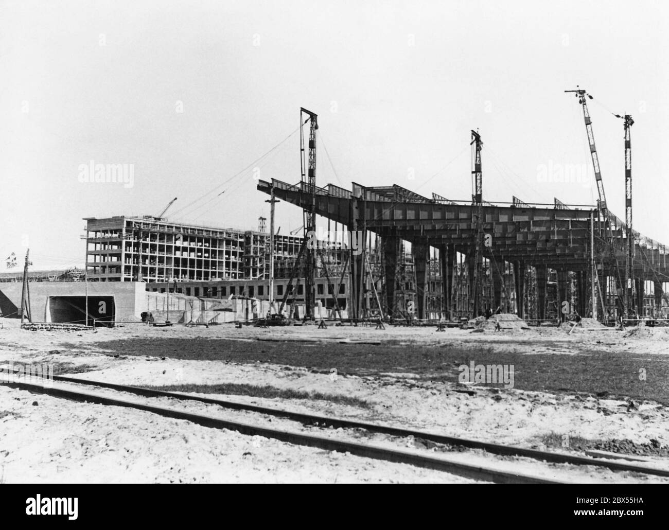 Das Bild zeigt den Neubau des Flugsteig am Flughafen Berlin Tempelhof. Auf der rechten Seite befindet sich die Gangway/Terminal, auf der linken Seite das Verwaltungsgebäude und der Eingang des Eisenbahntunnels für den unterirdischen Güterverkehr. Stockfoto