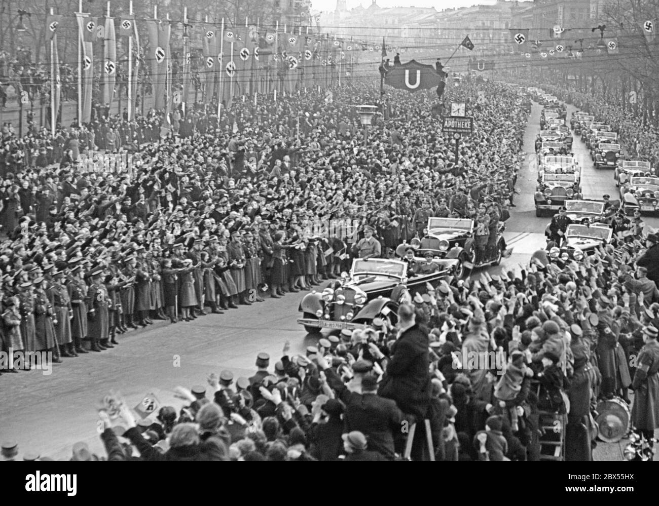 Adolf Hitler wird nach der Annexion Österreichs an das Deutsche Reich in Berlin empfangen. Stockfoto