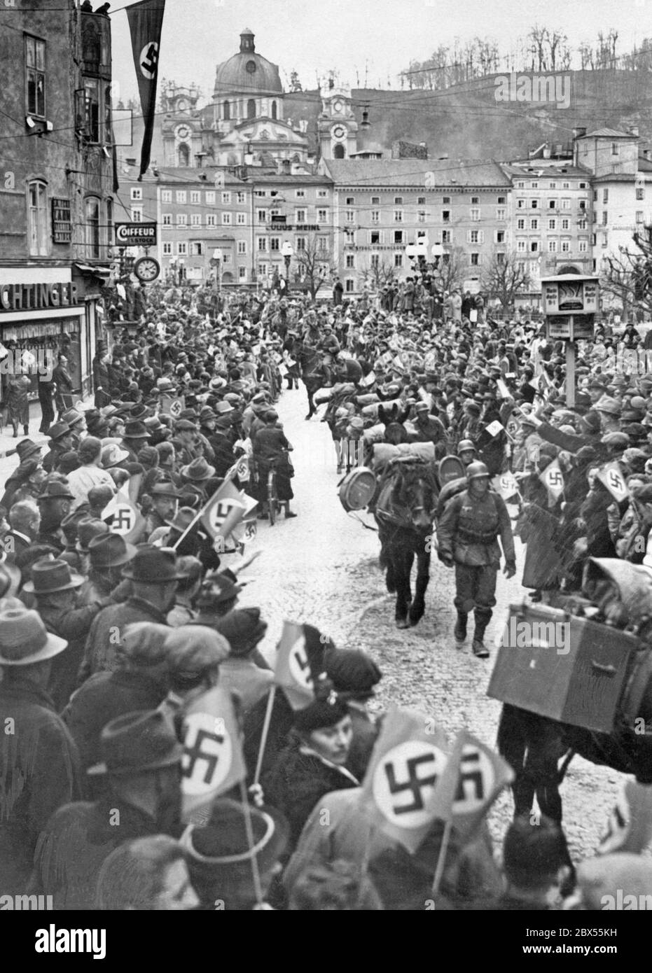Nach der Annexion Österreichs an das Deutsche Reich kommen deutsche Soldaten nach Salzburg. Stockfoto