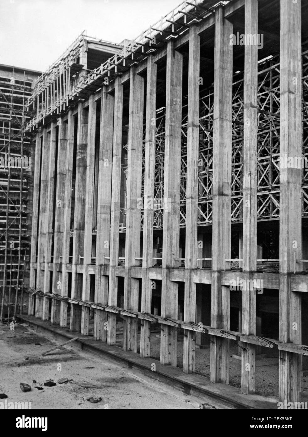 In den dreißiger Jahren wurden bis 1941 Erweiterungsarbeiten am Flughafen Tempelhof durchgeführt. Hier ist die Fassade am Tag der Richtfest im Jahr 1937 zu sehen. Stockfoto