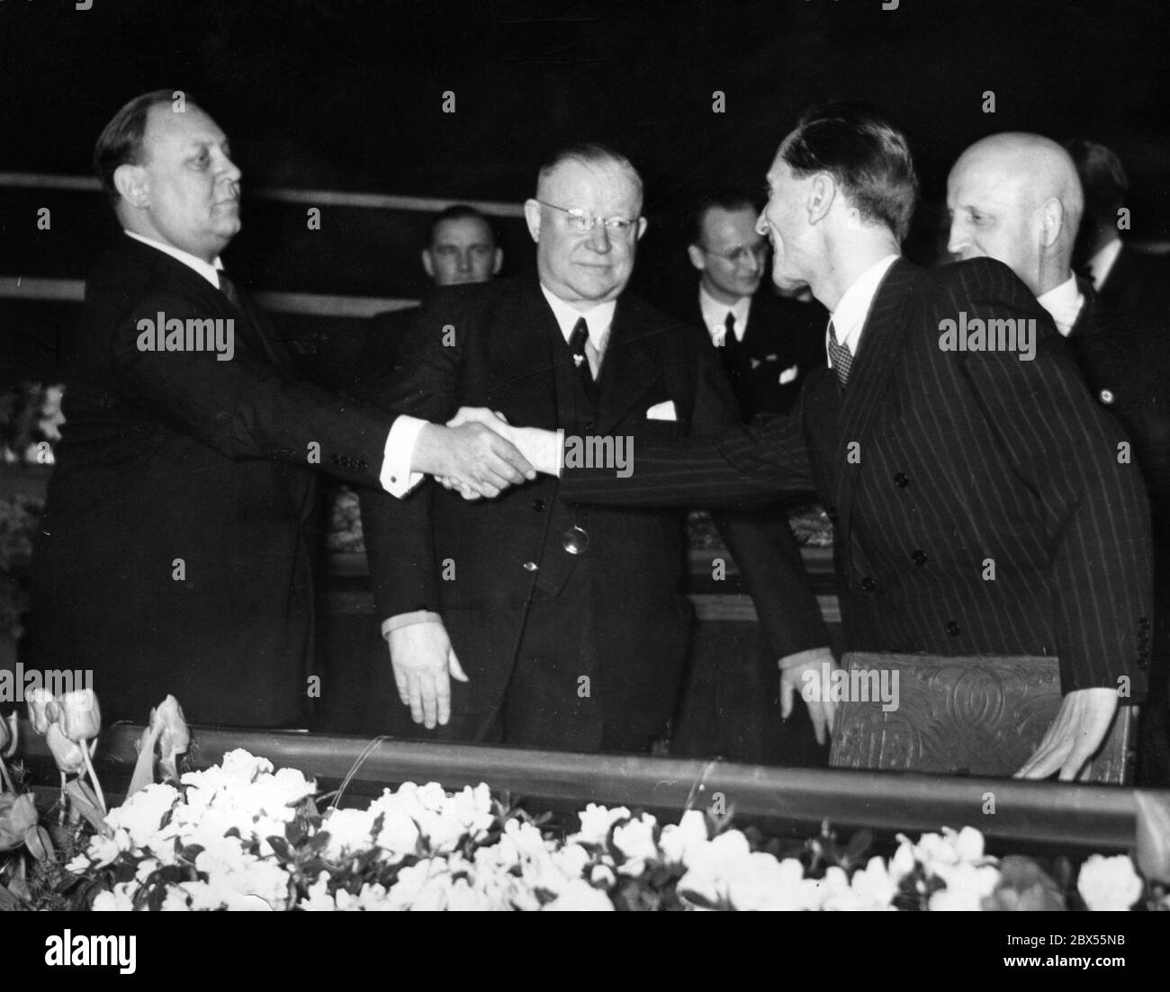 Staatsschauspieler Emil Jannings (links) wird bei seiner Ankunft im Kroll-Opernhaus vom Reichspropagandaminister Goebbels (rechts) begrüßt. Unter ihnen ist Ludwig Klitzsch, Generaldirektor der Ufa. Stockfoto
